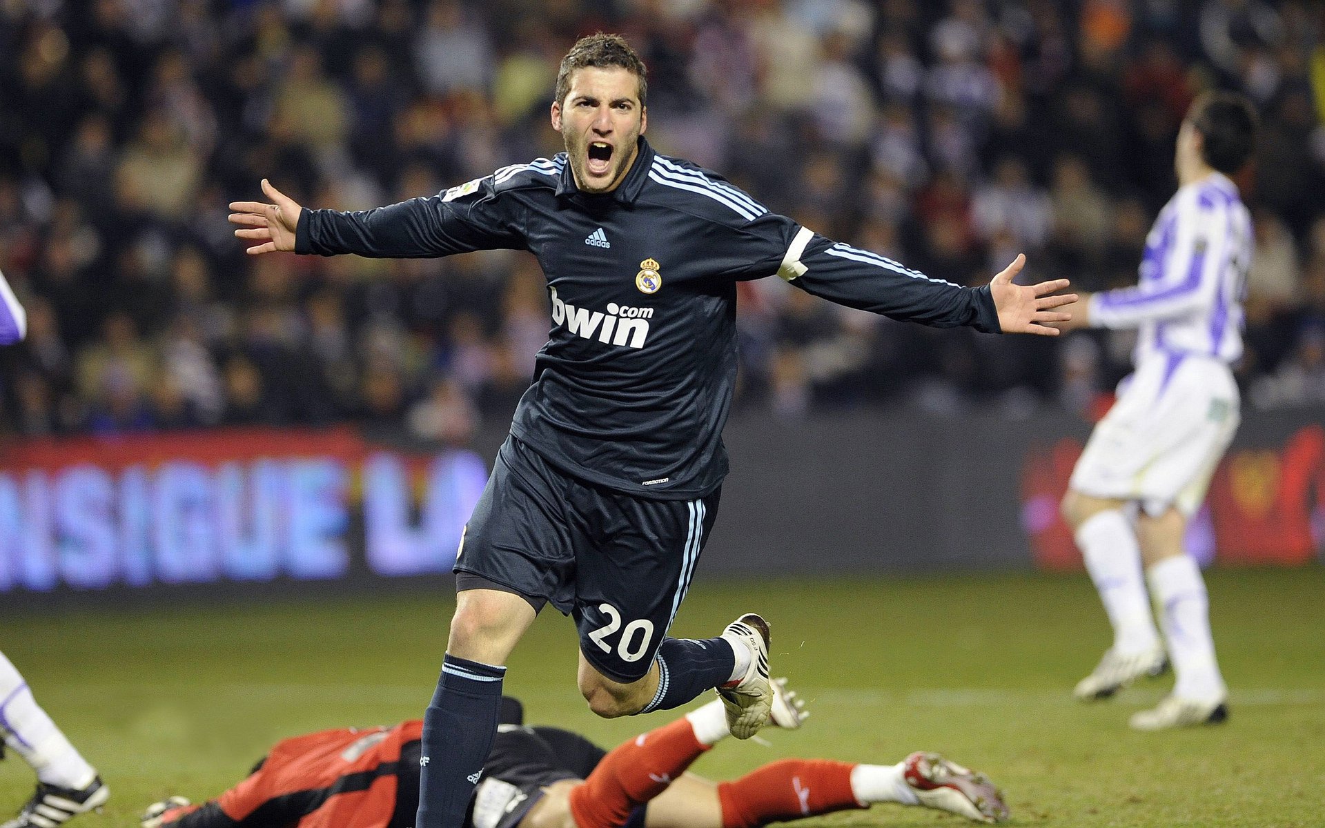 皮特·库策后程加速逆转对手夺冠，库得皮耶